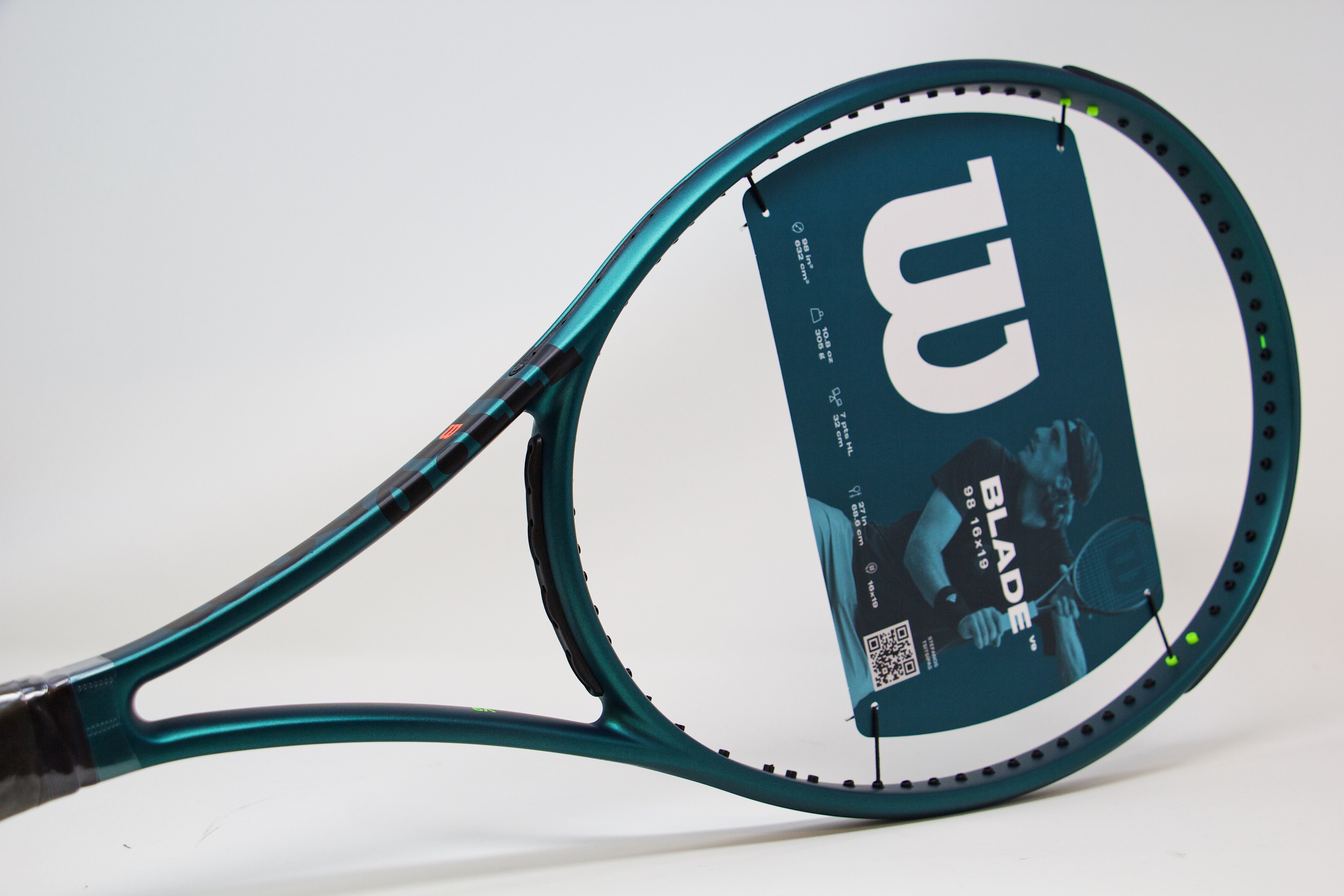 Wilson Blade 98 (16x19) v9 Tennis Racket