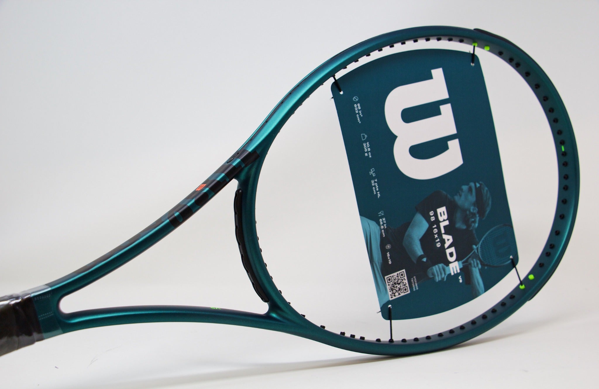 Wilson Blade 98 (16x19) v9 Tennis Racket
