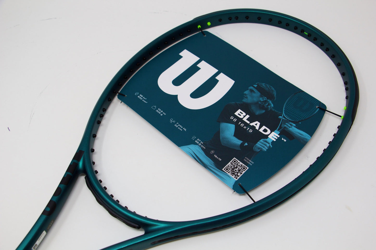 Racket head close up - Wilson Blade 98 (16x19) v9 Tennis Racket