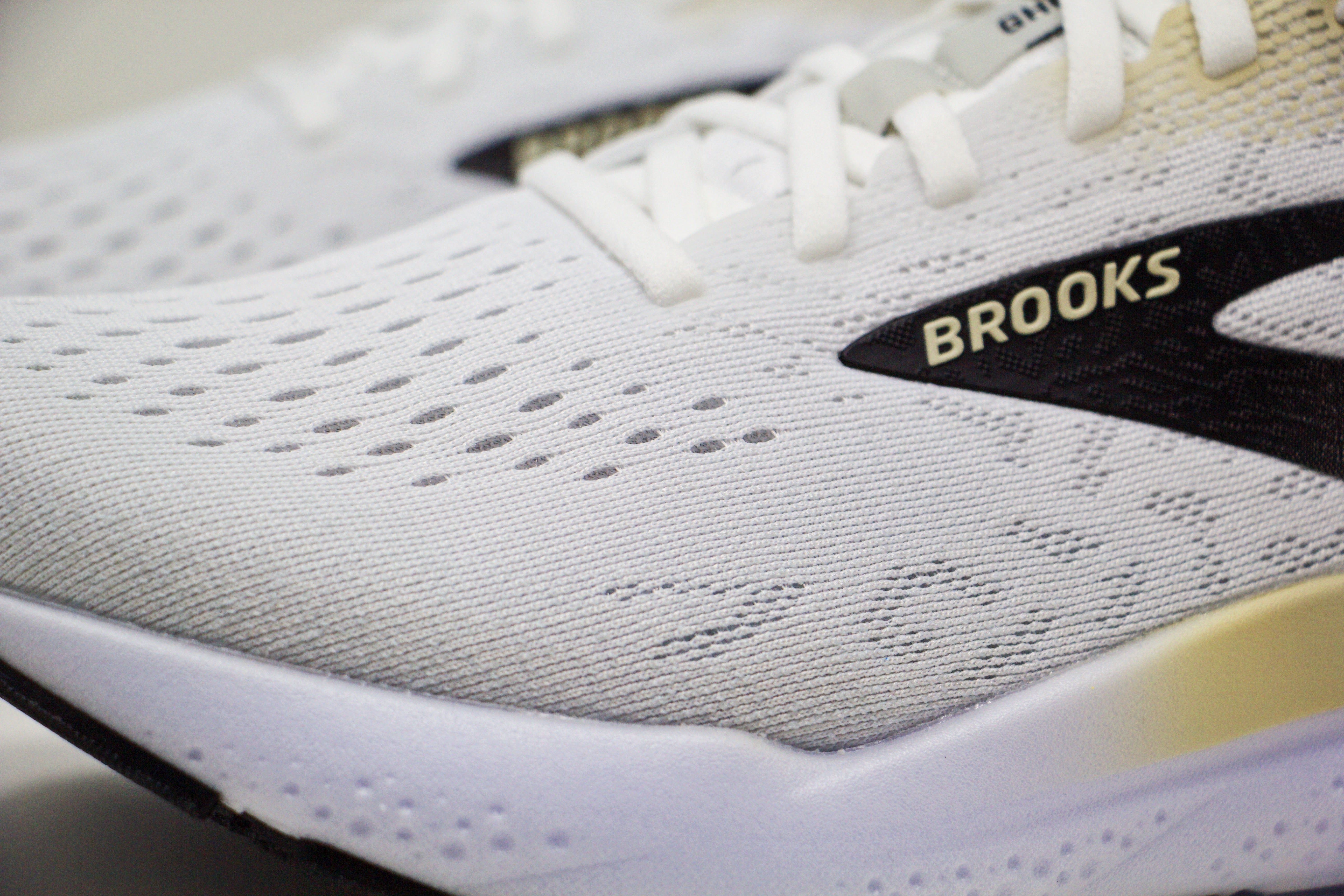 Brooks beast 16 white online